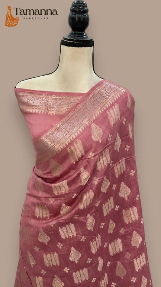 Dusty pink cotton saree on mannequin, gold-toned leaf motifs and diagonal woven pallu border
