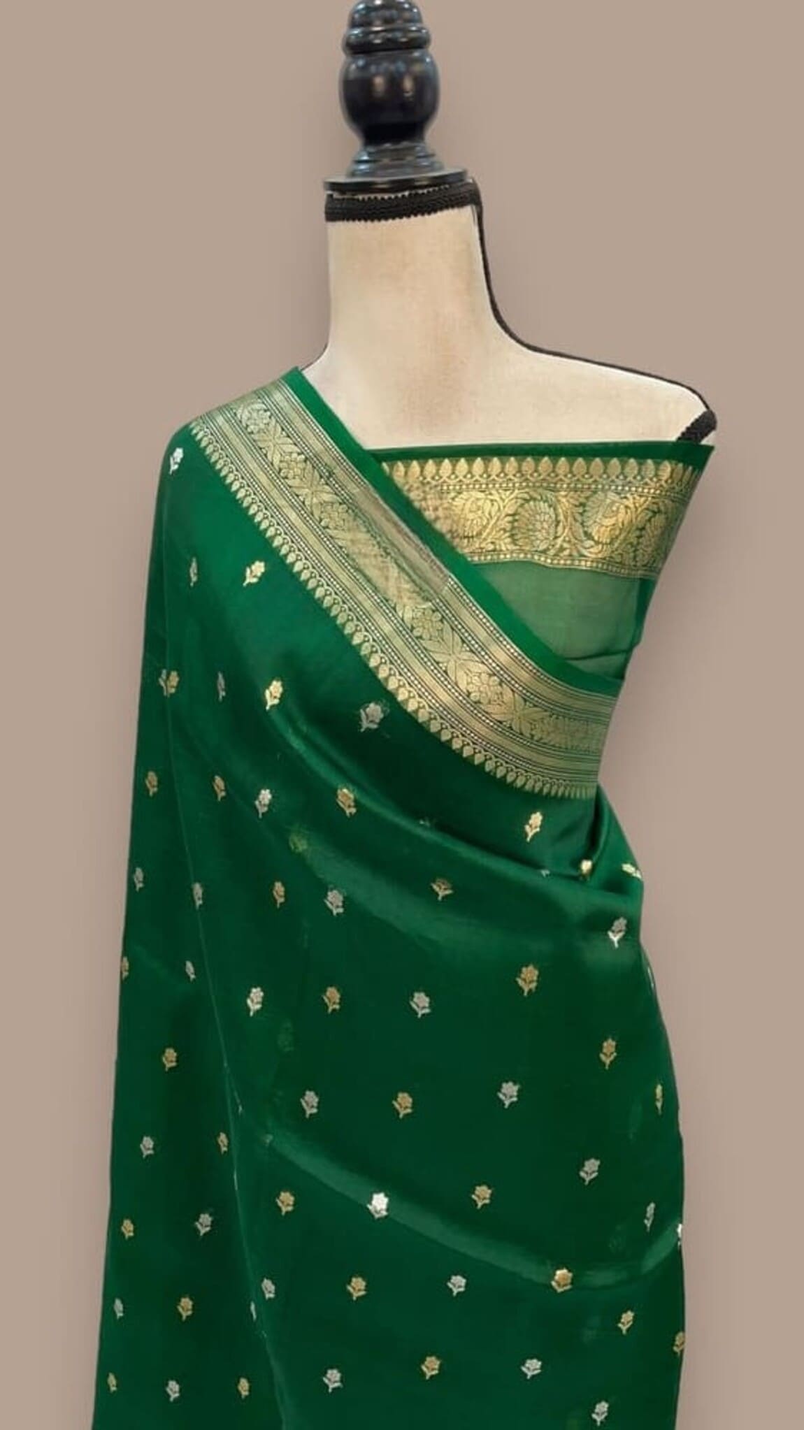 Green handloom saree with wide gold-trim pallu and scattered small motifs