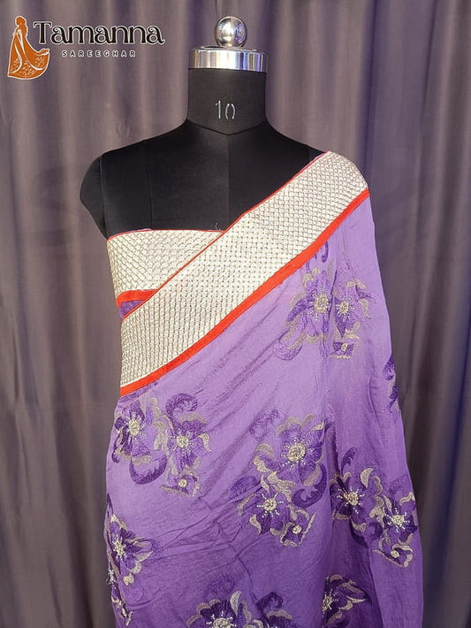 Lavender saree on mannequin with white-gold border and purple floral motifs