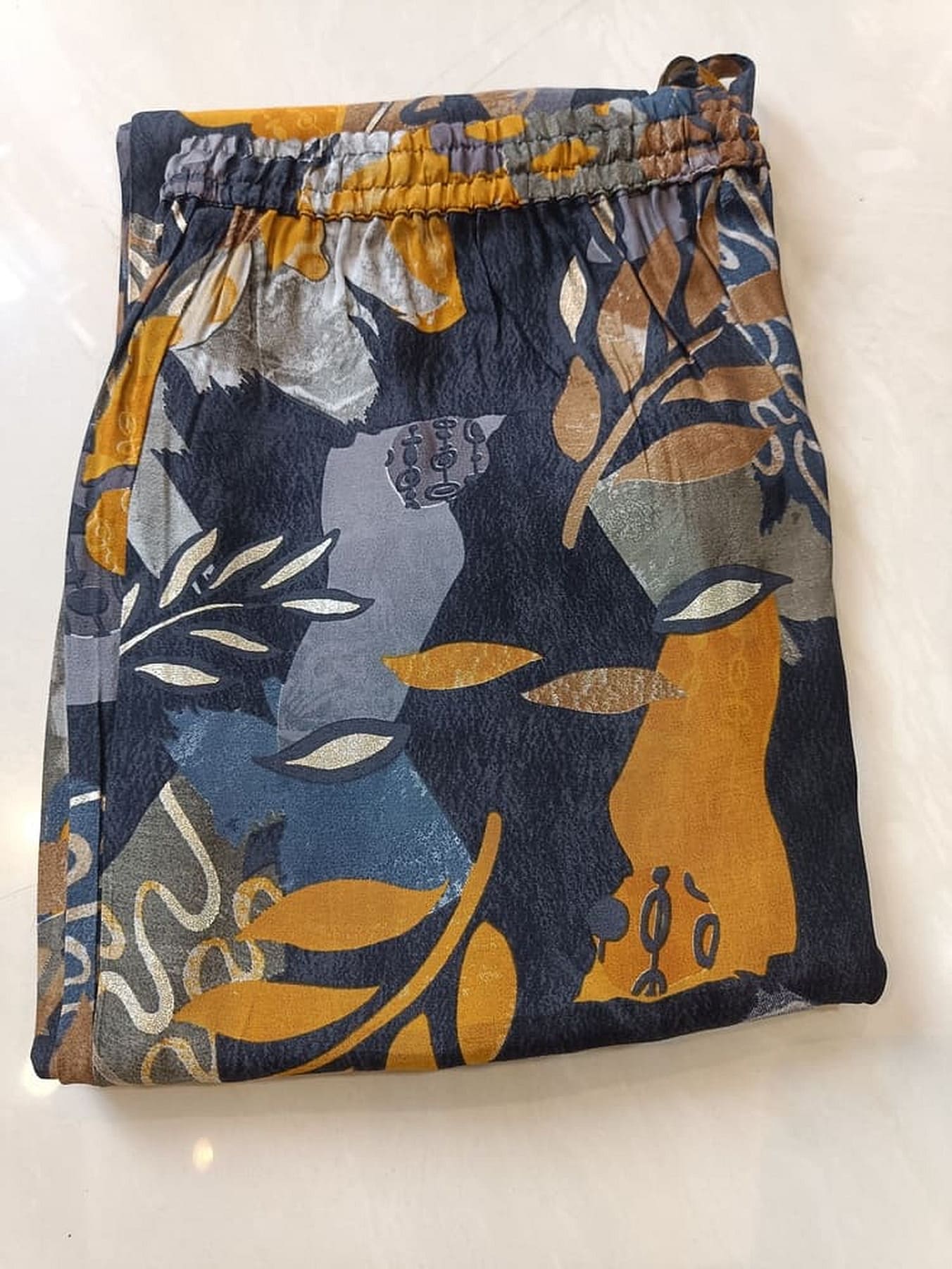 Printed shorts with elastic waistband, navy and orange abstract foliage